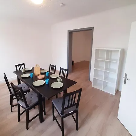 Workers In Apartamento *